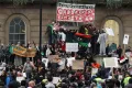 Демонстранты, выступающие против режима Муаммара Каддафи, собираются у Даунинг-стрит. Лондон, Англия. 2011