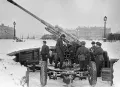 Советские артиллеристы готовят 85-мм зенитное орудие 52-К к отражению налёта немецкой авиации. Ленинград. Зима 1942