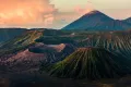 Вулкан Бромо в кальдере Тенгер и вулкан Семеру (остров Ява, Индонезия)