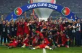 Сборная Португалии празднует победу на чемпионате Европы по футболу. Стадион «Стад де Франс», Сен-Дени (Франция). 2016