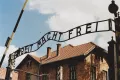 Надпись «Труд освобождает» («Arbeit macht frei») на воротах лагеря Аушвиц 1