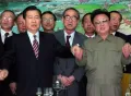 Президент Республики Корея Ким Дэ Чжун и руководитель КНДР Ким Чен Ир исполняют песню «Наше желание – объединение»