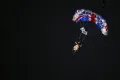 Актёр в образе британской королевы Елизаветы II прыгает с парашютом во время церемонии открытия Игр XXX Олимпиады. 2012