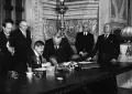 Министр иностранных дел Франции Пьер Лаваль и глава итальянского правительства Бенито Муссолини подписывают пакет соглашений. Рим. 7 января 1935