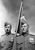 Мелитон Кантария (слева) и Михаил Егоров (справа) со знаменем Победы. 9 мая 1945