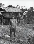 Мужчина чоко на фоне традиционного жилища
