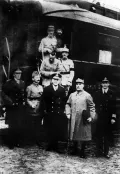 Французский маршал Фердинанд Фош (2-й справа) и члены германо-французской делегации перед железнодорожным вагоном в Компьене. 11 ноября 1918