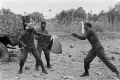 Солдаты ФНЛА разрывают флаг МПЛА. Кашито (Ангола). 1975