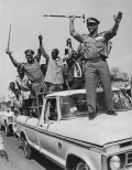 Джафар Нимейри, президент Судана, и Абель Алиер (сзади, в центре), президент Высшего исполнительного совета Южного Судана, на капоте автомобиля во время поездки по Южному Судану. 1977