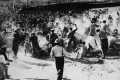 Южноафриканская полиция избивает темнокожих женщин дубинками после того, как они совершили налёт и подожгли пивную в знак протеста против апартеида. Дурбан (ЮАР). 1959