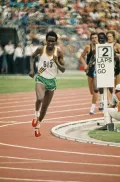 Филберт Бэйи финиширует первым на дистанции 1500 метров на Играх Содружества. Крайстчерч (Новая Зеландия). 1974