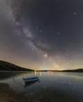 Метеорный поток Лириды над берегом озера Сеч. Чехия.