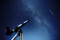 Телескоп, направленный в звёздное небо