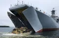 БТР-82А съезжает на берег по аппарели большого десантного корабля «Пересвет». 19 июля 2018