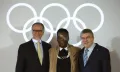 Пеле (в центре) с президентом МОК Томасом Бахом (справа) и президентом Олимпийского комитета Бразилии Карлосом Артуром Нузманом (слева) после награждения Серебряным Олимпийским орденом. 2016