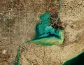 Озеро Сэнт-Клэр. Вид из космоса. Река Сент-Клэр впадает в одноимённое озеро, образуя дельту (провинция Онтарио, Канада)