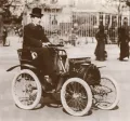 Луи Рено за рулём первого созданного им автомобиля. 1898