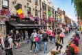 Ирландия. Люди на оживлённой улице в Дублине