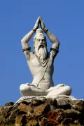 Статуя святого в падмасане (позе лотоса), холм Кандука-Гири, Карнатака (Индия)