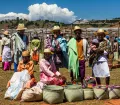 Мадагаскар. Местные жители на открытом рынке