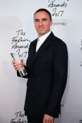 Раф Симонс с присуждённой ему наградой на церемонии вручения The Fashion Awards в Лондоне. 2017