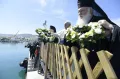 Архиепископ Афинский и всея Греции Иероним II бросает венок в порту Митилини в память о мигрантах, погибших в море, в попытках добраться до Европы