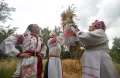 Женщины украшают сноп во время обрядового праздника «Зажинки». Минская область. 2020