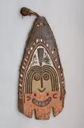 Киваи. Деревянное изделие (вероятно, гопе) со схематическим изображением человеческого лица. Район реки Баму, Британская Новая Гвинея
