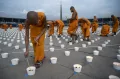 Буддийские послушники зажигают 180 000 свечей в день Весак (Вишакха Буча) в храме Ват Пхра Дхаммакая. Бангкок (Таиланд). 2021.