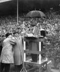 Президент ФИФА и основатель чемпионата мира Жюль Риме поздравляет сборную Германии с победой в финальном матче. Берн. 1954