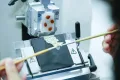 Специалист делает срезы ткани человека на ротационном микротоме для микроскопического исследования