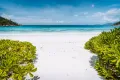 Песчаный пляж с лагуной. Сейшельские острова