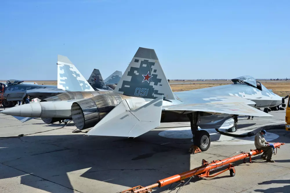 Истребители 5 го поколения. Су 57. Су-57 истребитель. Истребитель 5 поколения России Су-57. Су-57 двухдвигательный реактивный.