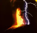 Молния и пеплогазовая струя при извержении вулкана Толбачик (Камчатка)