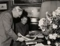 Константин Федин (слева) и Цао Цзинхуа (справа) рассматривают книгу. 1950-е гг.