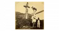 Двое тлинкитов рядом с погребальными тотемными столбами, Остров Врангеля (США). 1868