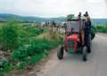 Сербские беженцы покидают деревню с преимущественно албанским населением