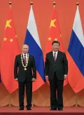 Владимир Путин и Си Цзиньпин во время церемонии награждения президента России орденом Дружбы. Пекин. 8 июня 2018