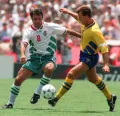 Лучший бомбардир Пятнадцатого чемпионата мира по футболу болгарский нападающий Христо Стоичков (слева) в матче со сборной Швеции. 1994