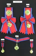 Знаки отличия пяти степеней Королевского ордена Сахаметреи