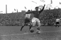 Ференц Пушкаш наносит удар по воротам. 1949