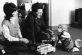 Мэри Эйнсворт (в центре кадра) играет с ребёнком. 1973