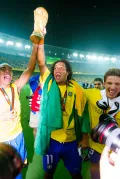 Роналдиньо празднует победу на чемпионате мира. Международный стадион Иокогама (Япония). 2002 