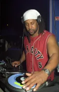 Клайв Кемпбелл (DJ Kool Herc) выступает в клубе в Блэкпуле (Великобритания). 2000