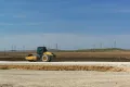 Уплотнение слоя дорожным катком при строительстве трассы «Таврида» в Крыму