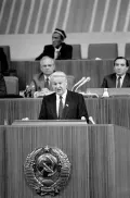 Председатель Верховного Совета РСФСР Борис Ельцин делает заявление о выходе из КПСС на XXVIII съезде