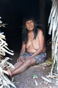 Пожилая женщина мацес с традиционной татуировкой. Перу