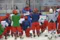 Главный тренер юниорской сборной России по хоккею Игорь Кравчук даёт указания игрокам во время тренировки. 2013