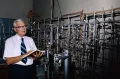 Пол Джон Флори в своей лаборатории. 1974
