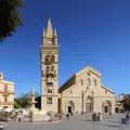 Кафедральный собор Санта-Мария-Ассунта, кампанила и фонтан Ориона на соборной площади Мессины
